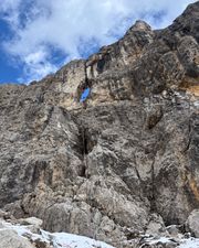 Full rappel line descending past the window feature.