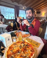 David speed-eating pizza at Pizzeria La Cianel on the Bellunese run with the last chair deadline looming.