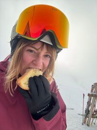 Daysi and David eating post-aperetivo sandwiches in Alpe Cermis, Cavalese.