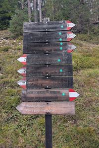 Trail sign at the Lavina Bianca parking pointing to the Rifugio Bergamo