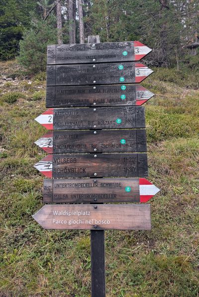 Trail sign at the Lavina Bianca parking pointing to the Rifugio Bergamo