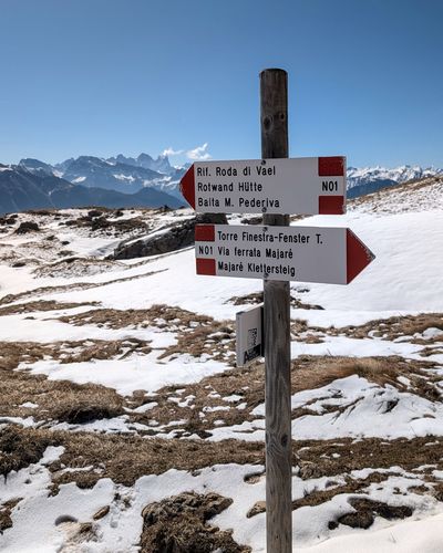 Signpost at the first trail fork pointing toward Torre Finestra.