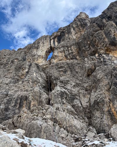 Full rappel line descending past the window feature.