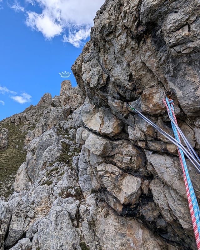 Annotated view of the summit pillar visible from the top of pitch six on Via Rodeo.