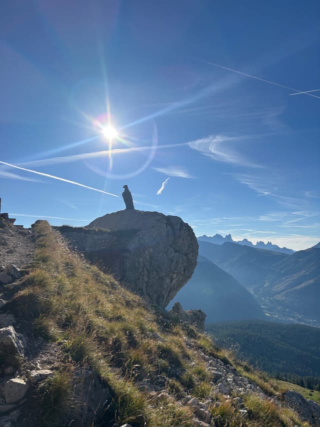Eagle sculpture and mountain views on Trail 549 between Paolina and Roda di Vael.