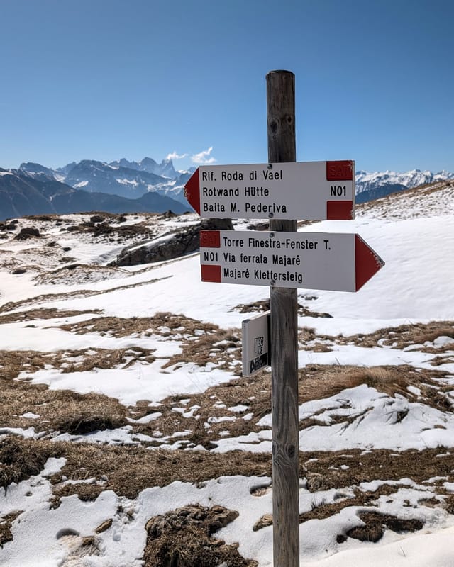 Signpost at the first trail fork pointing toward Torre Finestra.