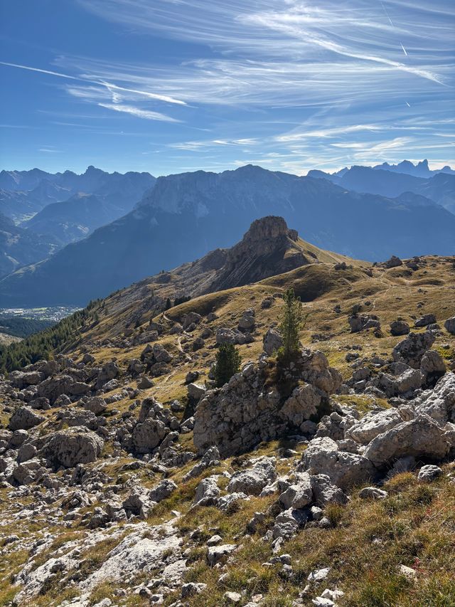 Afternoon light on the meadows around Rifugio Roda di Vael